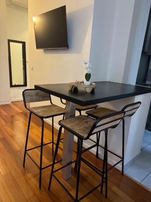 Charmant Appartement Au Moulin Rouge Paris Bagian luar foto